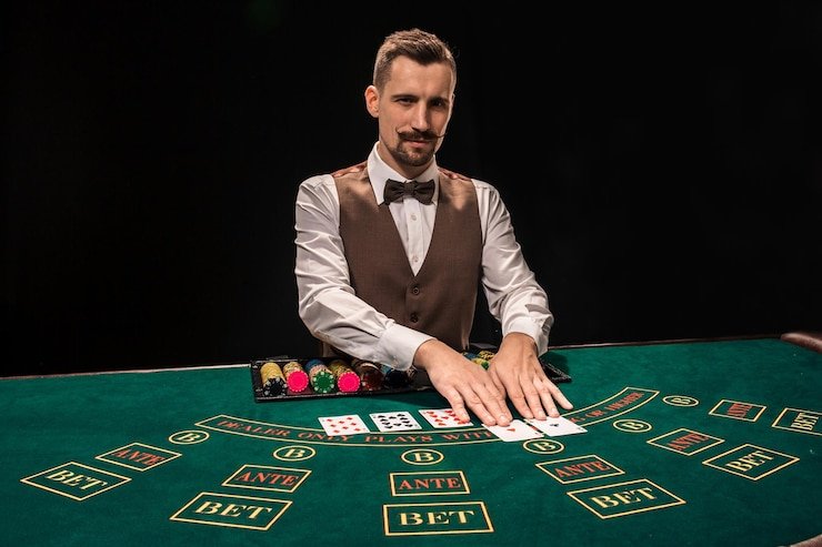 Studio live-dealer tokogane menampilkan meja Lightning Baccarat dengan dealer, kartu, dan antarmuka pemain di layar